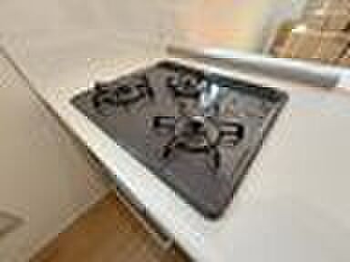 【3口ガスコンロ】慣れている方も多く、火力が目に見えるため、使いやすいという方も多い、3口のガスコンロ仕様です。新生活に伴い、鍋を買い換える必要がない世帯も多く、使い慣れた道具をそのまま使えます。