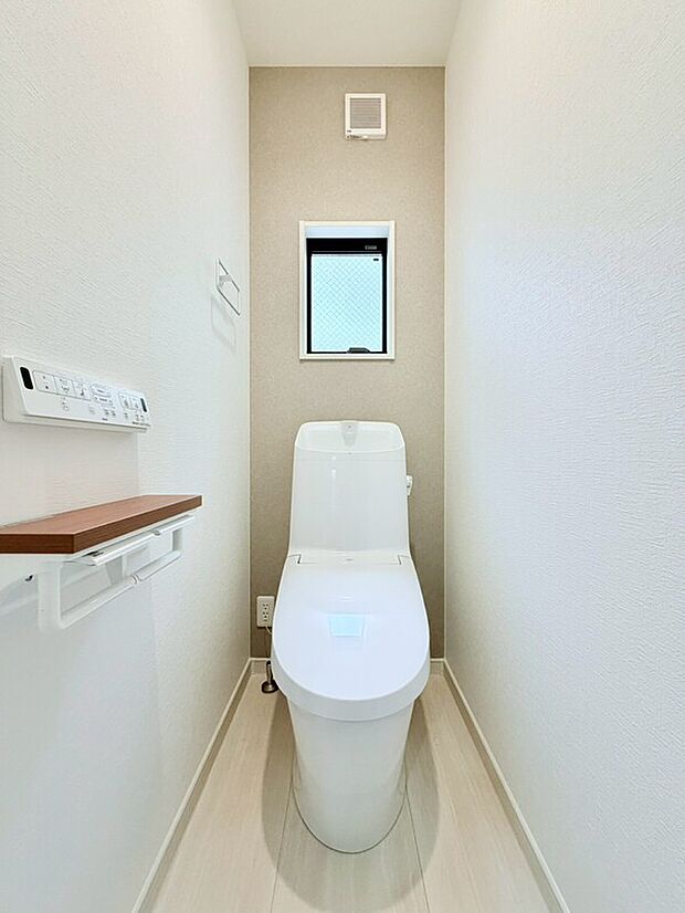 【温水洗浄暖房便座機能付きトイレ】洗浄機能付き便座を標準装備。便座保温機能もあるので寒い季節も安心です。従来型に比べ節水効果があり、お手入れもしやすいので、家計も家事の負担も軽減してくれます。