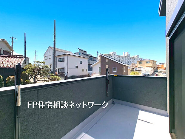 【子育てに最適な住環境】保育園・小学校・中学校がすべて徒歩5分圏内にそろう、子育てに理想的な住環境です。毎日の送り迎えや通学がスムーズになり、家族の時間にゆとりが生まれます。