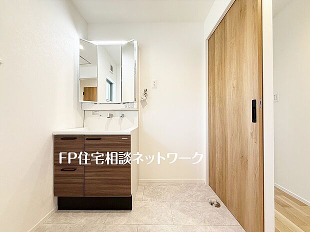 【三面鏡仕様の洗面化粧台】ゆとりの洗面スペースで朝の身支度も快適スムーズに。三面鏡で髪のセットやお化粧もストレスなくこなせ、朝から気分良く通勤通学に向かえそうですね！鏡の裏にはたっぷりと収納スペースを標準装備！