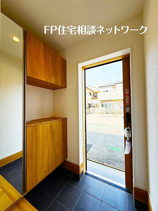 【散らかりがちな玄関をスッキリと保てる玄関収納】コの字型でカウンター部分があるので、写真や絵を飾ったり、小物を置いたり、自分好みのインテリアを楽しめそうですね。