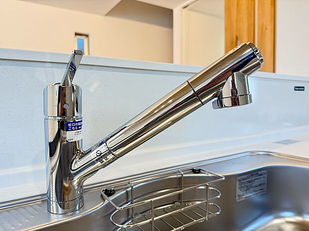 【浄水器内蔵一体型水栓】浄水器を内蔵したキッチン水栓。お米を研いだり、野菜を洗ったりするときなど用途に応じてワンタッチで浄水に切り替えが可能です。カートリッジ式なので、フィルターを簡単に交換する事が出来ます。