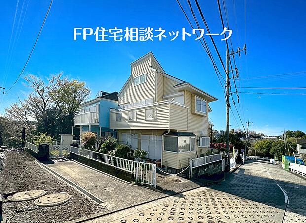 【良好な住環境が保たれたエリア】落ち着きある住宅街、一種低層住居専用地域内に位置しています。周囲には高い建物がなく、空が広く開放感があり、陽当りを大きく遮られることもありません。
