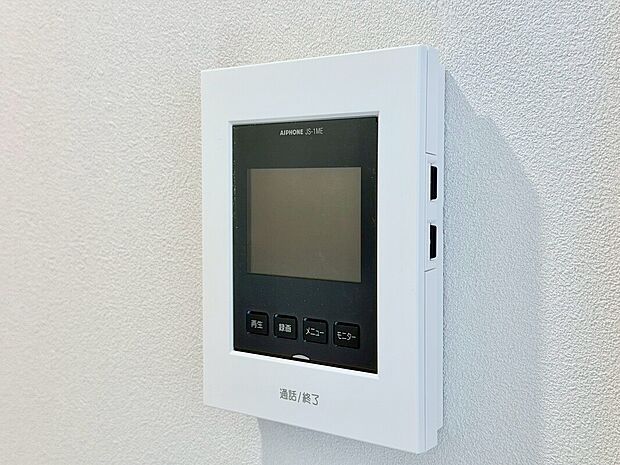 【モニター付きインターホン】モニター付インターホンが標準仕様です。戸建暮らしだと、集合住宅に比べ、より不安になりがちな防犯面、目で確認できるからあんしんです。