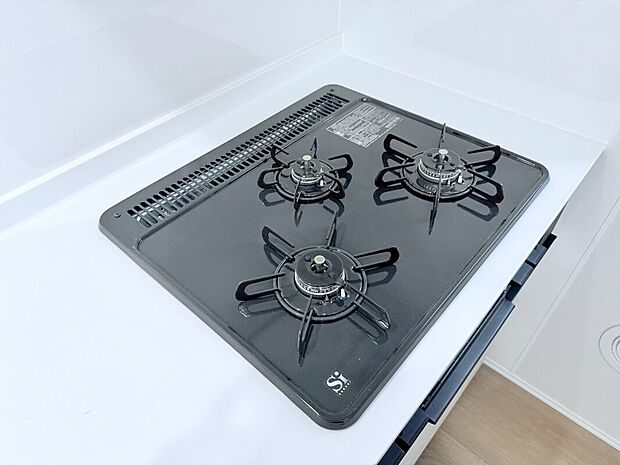 【3口ガスコンロ】慣れている方も多く、火力が目に見えるため、使いやすいという方も多い、3口のガスコンロ仕様です。新生活に伴い、鍋を買い換える必要がない世帯も多く、使い慣れた道具をそのまま使えます。