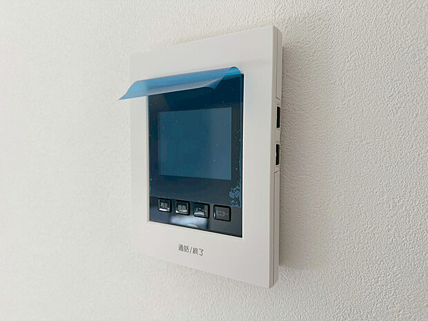 【モニター付きインターフォン】モニター付インターホンが標準仕様です。戸建暮らしだと、集合住宅に比べ、より不安になりがちな防犯面、目で確認できるからあんしんです。