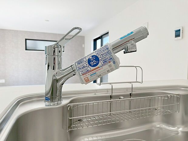【浄水器】キッチンには浄水器を標準装備。最近は水を飲むという場面以外にも料理で使用したり、野菜を洗う場合もキレイな水で洗いたいという人が増えてきています。