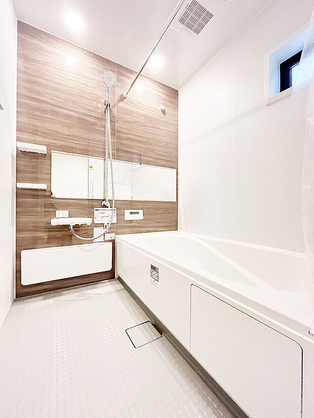 【1坪サイズのユニットバス】ユニットバスはゆったりとくつろげる1坪タイプ。足までしっかりと伸ばせる浴槽は、心身ともにしっかりと疲れを癒してくれます。これだけ広ければ家族みんなで一緒にバスタイムを楽しめます。