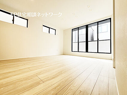 大きな窓から光が降り注ぐ、床暖房付きリビング