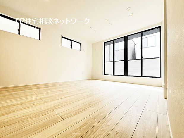 【大きな窓から光が降り注ぐ、床暖房付きリビング】快適性とゆとりをデザインした床暖房付きリビング。２階リビングですので、目線を気にせず昼夜窓を開放してくつろげます！暖かい陽射しが長い時間射し込み、家族が自然と集まるリビングになりそうです。