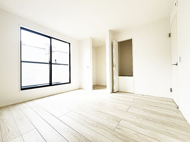 【バルコニーに面した明るい洋室】2面採光でお部屋の隅々まで明るい印象の居室。バルコニーにも出られて、爽やかな風をたっぷりと取り込めます。