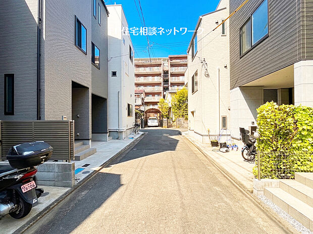 【敷地との高低差がない、西側4mの公道】前面道路は車の通りが少なく、静かで落ち着いた環境が魅力です！ガレージへの駐車も焦らずゆっくりできるので、運転が苦手な方でも安心ですね。小さなお子様のいるご家庭にもピッタリな住環境です。