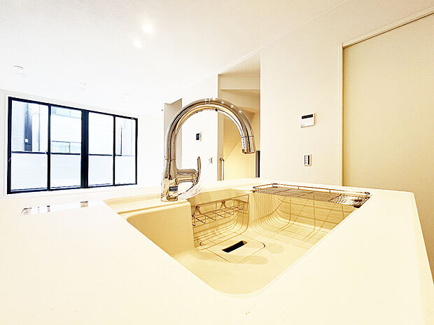 【浄水器内蔵一体型水栓】浄水器を内蔵したキッチン水栓。お米を研いだり、野菜を洗ったりするときなど用途に応じてワンタッチで浄水に切り替えが可能です。カートリッジ式なので、フィルターを簡単に交換する事が出来ます。