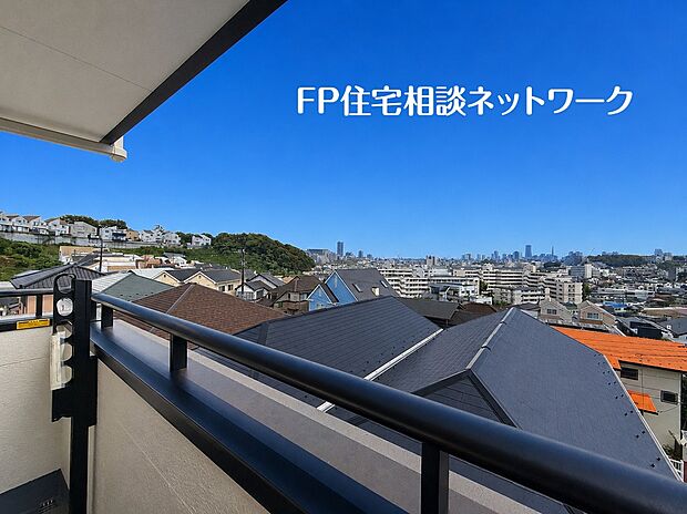 【景色が広く見渡せるバルコニー】リビングから繋がるバルコニーは、景色が広く見渡せ、気持ちの良い空間。明るい光と爽やかな風を室内にたくさん取り込むことが出来そうです。