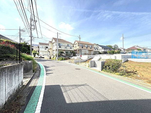 【道路との高低差もなく、車の出入りがしやすい前面道路】1・2号棟は西側6.5m公道に、6~9号棟は幅4.5mの開発道路に面しています。