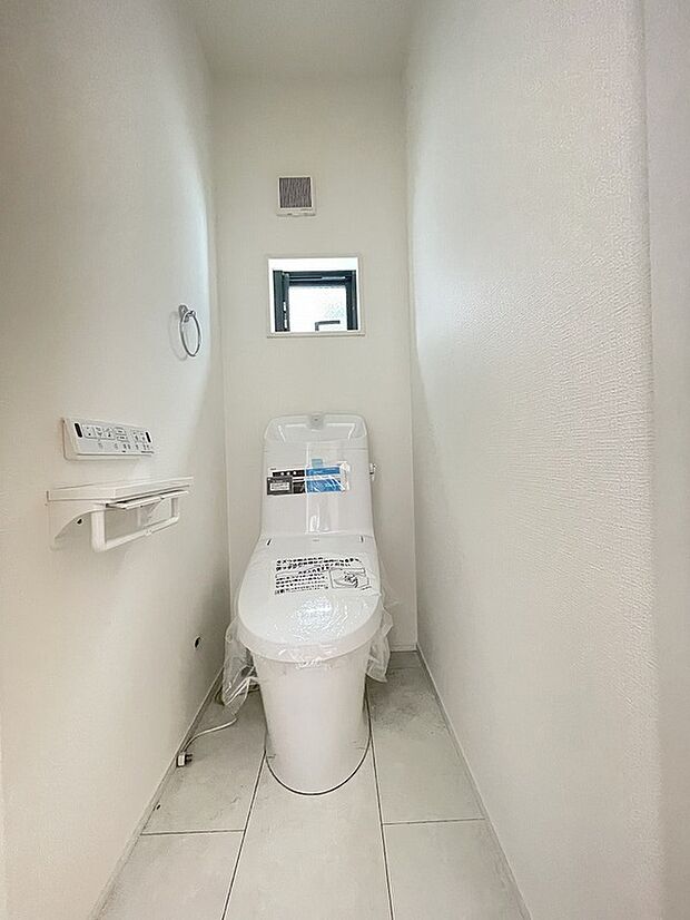【24時間換気システム】空気が家の中にこもってしまうとシックハウス症候群になってしまう危険性があります。この対策として、家の中の空気が循環するように計画的な換気を行ってくれます。