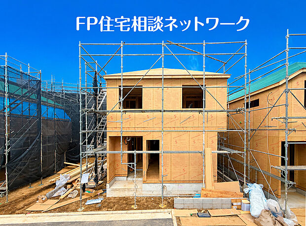 【良好な住環境が保たれたエリア】落ち着きある住宅街、一種低層住居専用地域内に位置しています。周囲には高い建物がなく、空が広く開放感があり、陽当りを大きく遮られることもありません。