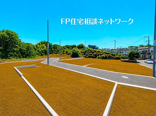 【ゆとりある区画で穏やかな暮らし】全棟カースペース2台以上を確保、また大型ルーフバルコニー付きの住まいです。周囲には豊かな緑が広がり、子育て世帯にもゆとりある暮らしをお届けします。