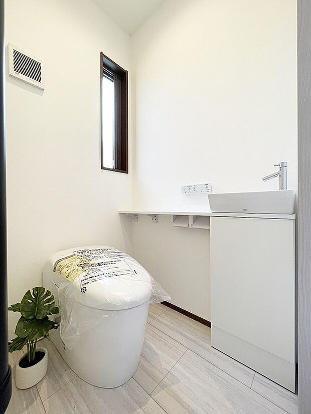 【ウォシュレット】ウォシュレット、暖房便座機能付のトイレです。従来型に比べ節水効果があり、お手入れもしやすいので、家計も家事の負担も軽減しやすいので、家計も家事の負担も軽減してくれます。