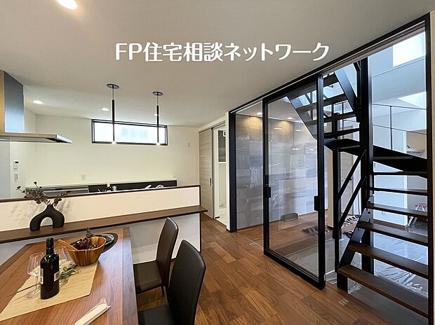 【階段が主役の洗練された住まい】ブラックフレームのガラスウォールとスケルトン階段が際立つ、洗練されたデザイナーズLDK。キッチンからリビングまで見渡せる開放的な空間設計が、家族のつながりと上質な暮らしを美しく演出します。