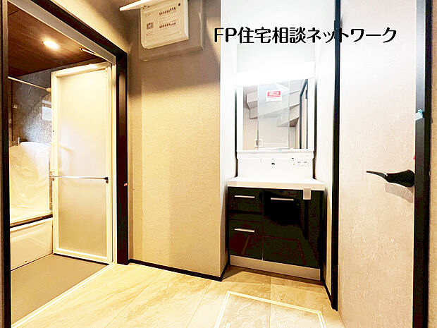 【~洗面室・洗面台~】A号棟~鏡の裏に収納棚を確保した三面鏡を採用。化粧品や歯ブラシなどを機能的に収納。また、三面鏡の本当の利点は三枚の鏡を合わせることで、頭の側面や背面が見れること。
