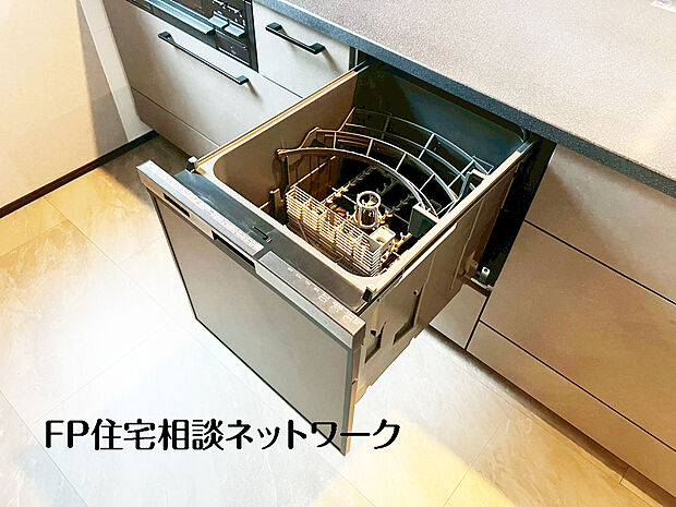 【~食器洗浄乾燥機~】あったらいいなの代表的な設備である食洗機。ビルトイン型なので、おさまりもよく、使い勝手も良好です。