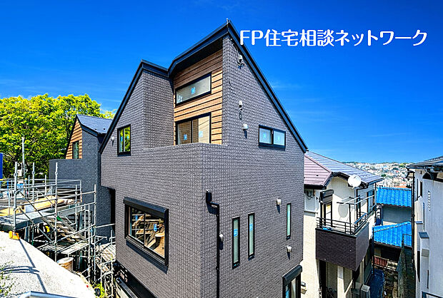 【~窓の数だけ、光が広がる家 B号棟~】多彩に配置された窓からやわらかな光が差し込み、どの場所にいても明るさと開放感を感じられる住まいです。風が抜け、視線も広がる心地よい空間設計で、家じゅうが自然のぬくもりに包まれます。
