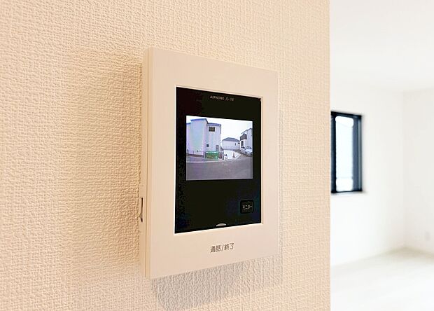 【~モニター付きインターホン~】モニター付インターホンが標準仕様です。戸建暮らしだと、集合住宅に比べ、より不安になりがちな防犯面、目で確認できるからあんしんです。