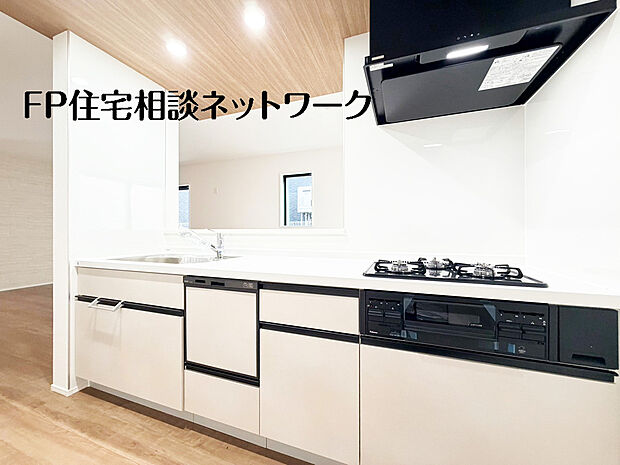 【機能性とデザイン性を兼ね備えた嬉しいキッチン】＜2号棟＞リビングダイニングを広く見渡せるオープンカウンターキッチンです。お料理や洗い物をしながらでも、リビングでくつろぐご家族と会話を楽しんだり、遊んでいるお子様を優しく見守ることができます。