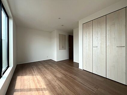 外光を取り込みながら、バルコニーへと広がる8帖の居室