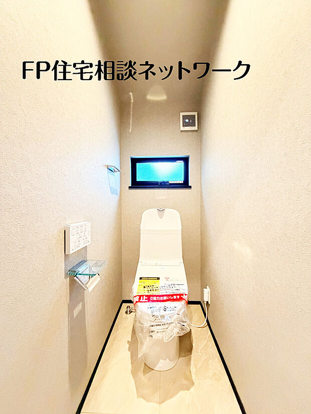 【温水洗浄暖房便座機能付きトイレ】洗浄機能付き便座を標準装備。便座保温機能もあるので寒い季節も安心です。従来型に比べ節水効果があり、お手入れもしやすいので、家計も家事の負担も軽減してくれます。
