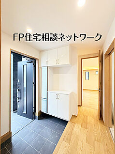 収納豊富　明るい雰囲気の玄関