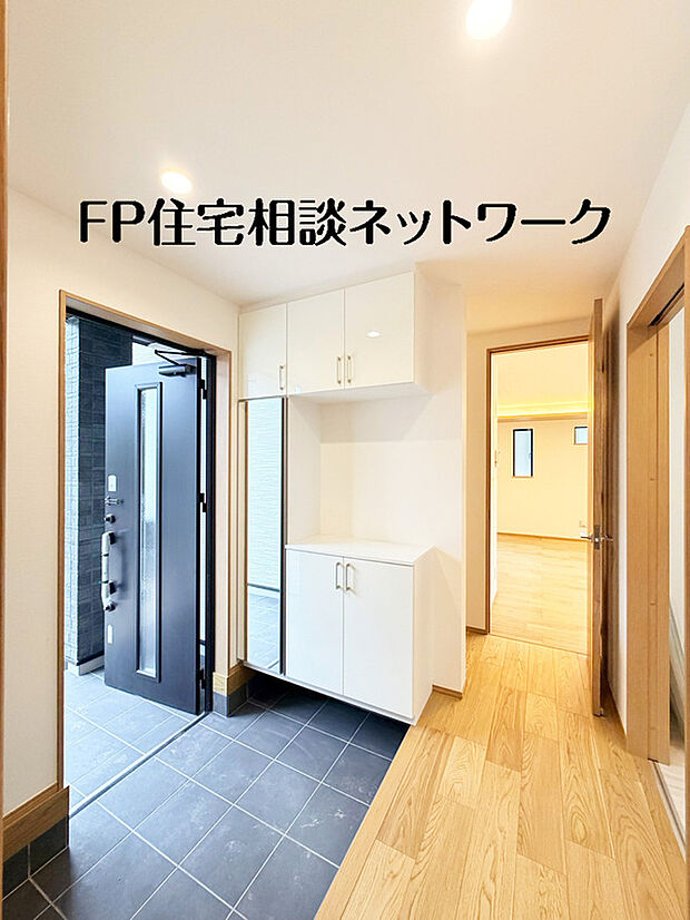 【収納豊富　明るい雰囲気の玄関】玄関収納はコの字型で棚があるので、自分好みのインテリアが楽しめそうです。シューズインクローク付き。