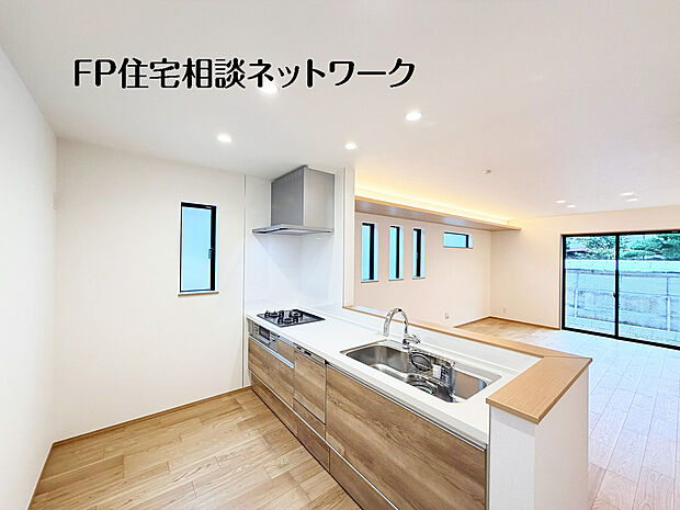 【明るく開放的なキッチン】自然光が差し込み、キッチン全体がとても明るく開放的な印象です。リビングとの一体感もあり、家事をしながらでも視界が広く、のびやかな暮らしをイメージできるキッチンです。