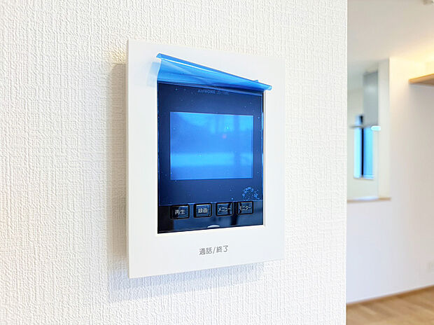 【ＴＶモニター付きインターホン】来訪者を目で確認できるＴＶモニター付きインターホン。直接顔を会わせなくてもインターホン越しに会話することができます。人と対面するのに注意が必要なこの時代に必須の設備ですね。
