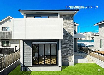 モノトーンのシックモダンな外観