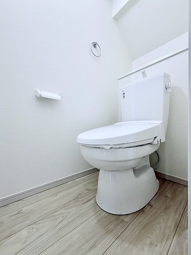 【ウォシュレット】ウォシュレット、暖房便座機能付のトイレです。従来型に比べ節水効果があり、お手入れもしやすいので、家計も家事の負担も軽減しやすいので、家計も家事の負担も軽減してくれます。