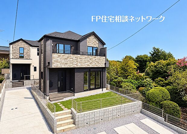 【～良好な住環境が保たれたエリア～】第一種低層住居専用地域内の良好な住環境が保たれたエリア。低層の一戸建てを中心とした街並みが整然と続き、周辺は高い建物が建っていないので、採光や開放性に恵まれ、空が広く緑の多い閑静な趣を感じる環境です。