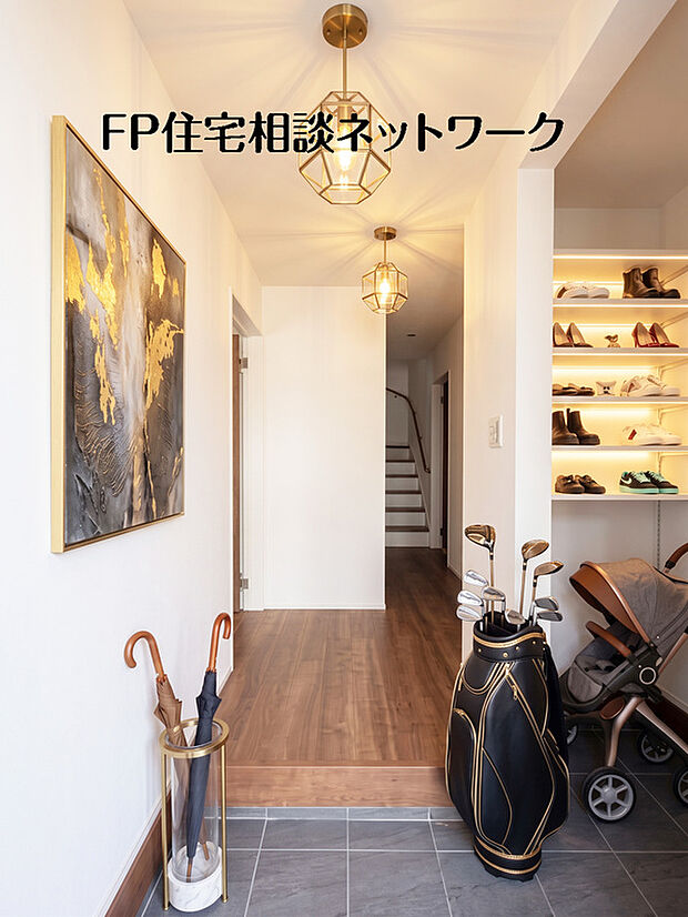 【~すっきり片付く玄関~】4号棟~シューズインクローゼットを備えた、すっきり片付く玄関。※本画像はAIがCGで家具や家電、小物を作成しております。また、販売価格には含まれておりません。