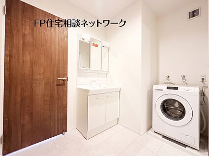 スッキリ広々とした洗面室