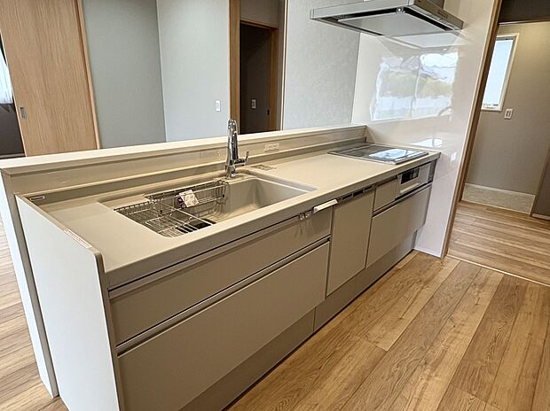 【キッチン（2号地）】白を基調としたパナソニックのシステムキッチンになります。シンク、作業台ともに広く作られているので、お料理が楽しくなります！