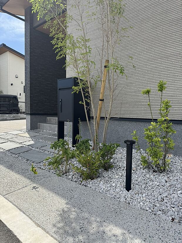 【外観（4号地）】宅配ボックスはスタイリッシュなデザインで、お住まいの外観やインテリアに洗練された印象をプラスします。機能性と美しさを両立した魅力的な空間を演出します。