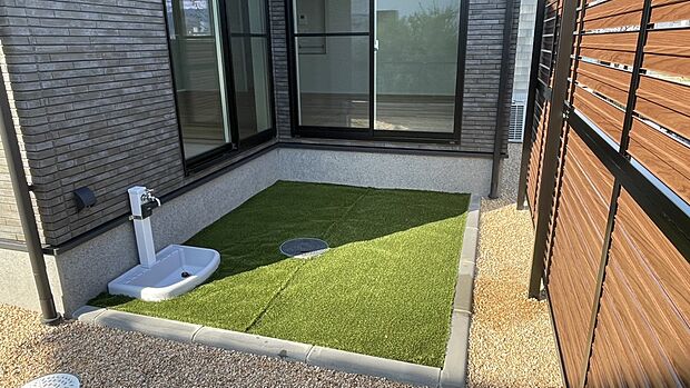 【芝生】おうちの中には小さな芝生スペースを確保！人感センサーライトもついているため、夜間の防犯もばっちりです！