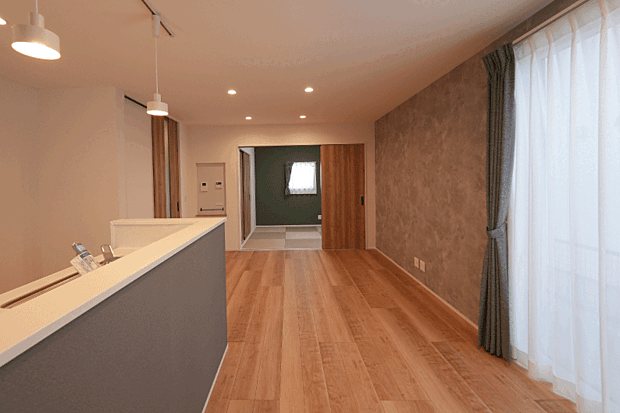 【リビング（3号地）】奥には和室があり、お子様を遊ばせたり、ご両親の宿泊部屋にしたりなど、様々な使い方があります。