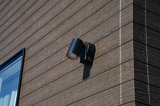 【オートセンサーライト】各宅地内で死角になる部分には、壁付オートセンサーを設置しています。
不審者の侵入防止にも役立ちます。