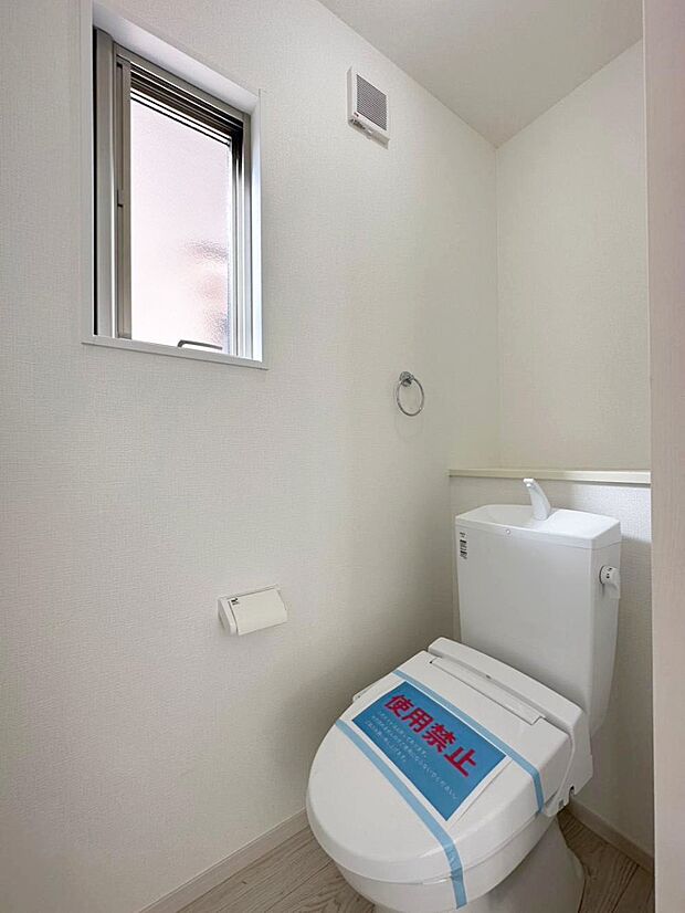 【トイレ】自然換気ができる小窓があり明るく落ち着ける空間