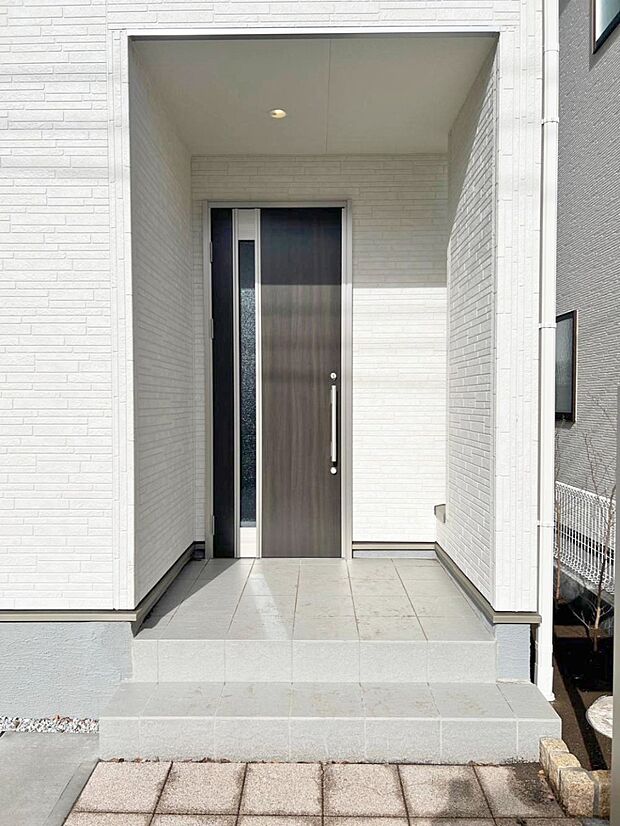 【玄関】木の温もりが感じられるシンプルな玄関ドアがお迎えします