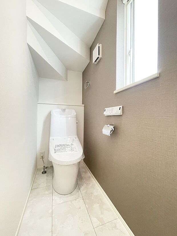 【トイレ】自然換気ができる小窓があり清潔感のある空間