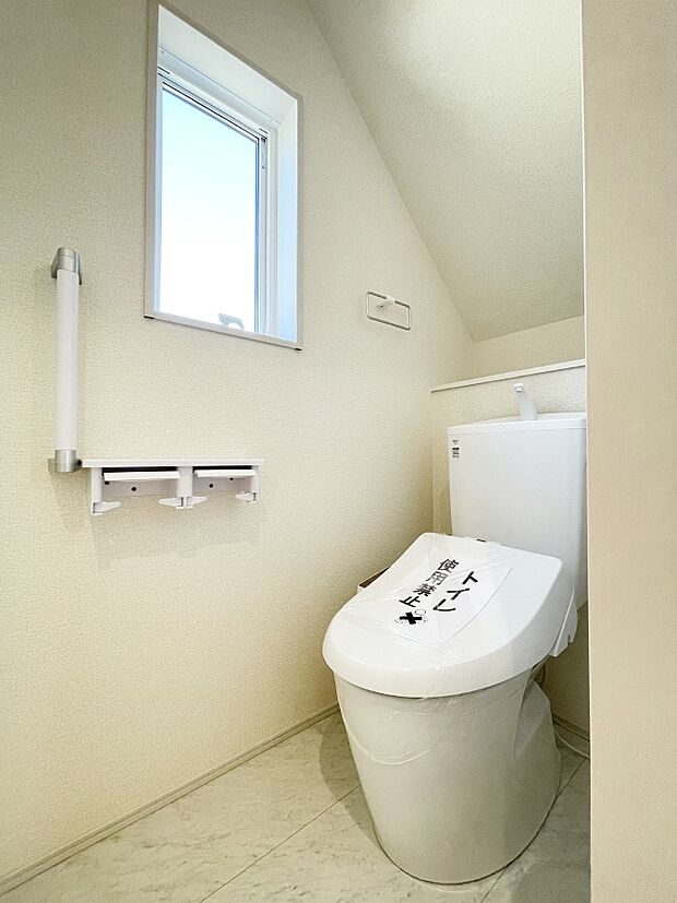 【トイレ】自然換気ができる小窓があり清潔感のある空間