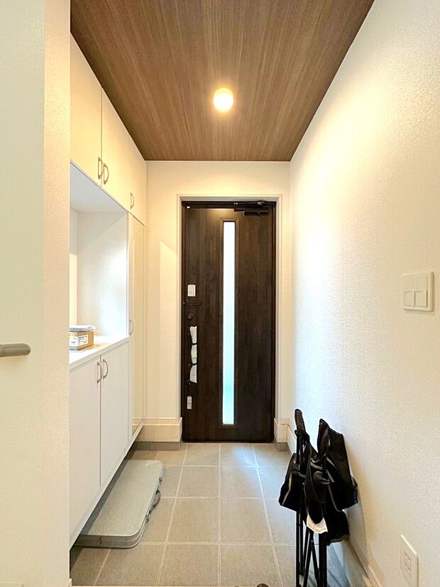【玄関】自然光が取り込まれ明るい玄関は収納もあるのでスッキリした衛生的な空間を保てそう